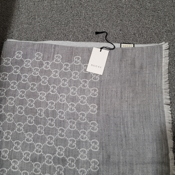 Gucci GG double sided scarf - Picture 4 of 8